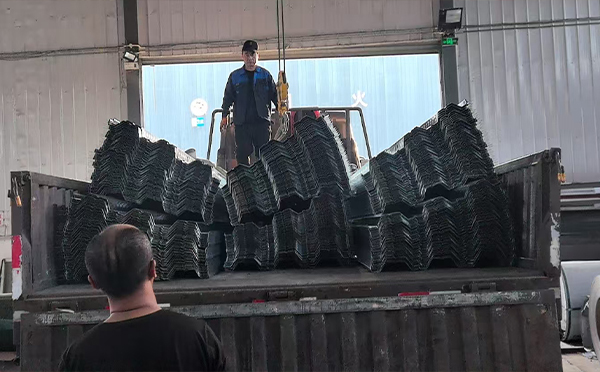 现代建筑中的高效结构选择——刚察楼承板的应用解析